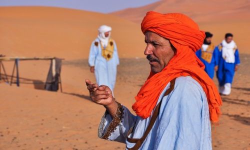 Zdjecie MAROKO / Poudnie / Erg Chebbi / Berberyjski waciciel wielbdw