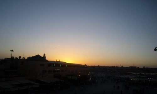 Zdjęcie MAROKO / MARRAKESZ / Jemaa El Fna / Jemaa El Fna w promieniach zachodu słońca