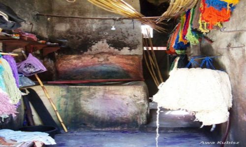 Zdjecie MAROKO / Poudnie / Marrakesh / Farbiarnia materiaw i weenek na marakeskim suku