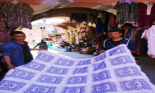 Zdjecie MAROKO / Tansift Al Hauz / Marrakesz / Tkaniny na okcie