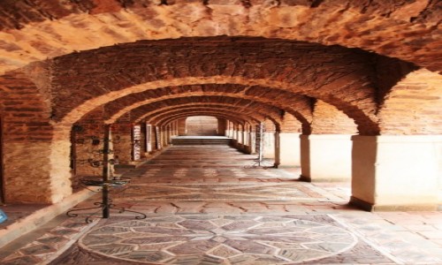 Zdjęcie MAROKO / Agadir / Medina Polizzi / Pod filarami