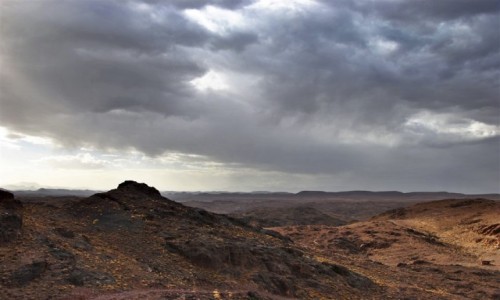 Zdjęcie MAROKO / Sus-Massa / okolice Taliouine / przed burzą
