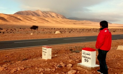 Zdjcie MAROKO / Maroko wschodnie / Maroko wschodnie / Za grami Algeria a obok nas droga i  asfalt na tej czci pustyni