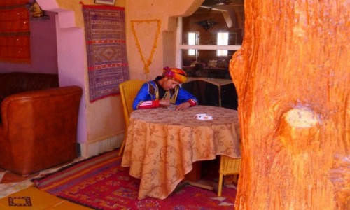 Zdjcie MAROKO / - / Hotelowy hol / Berberyjski ksigowy