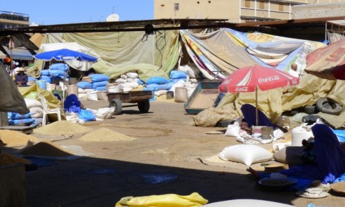 Zdjecie MAROKO / - / Bazar ze zboem w Taroudant / Ile wida kobiet na zdjciu?