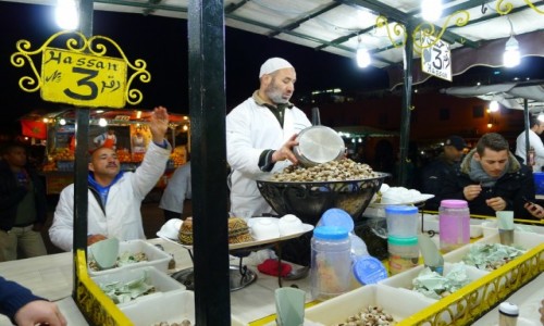 Zdjcie MAROKO / Miasto Marrakesz / Plac Djemaa el Fna w Marrakesz / Sprzedawca limakw