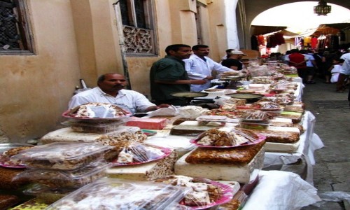 Zdjecie MAROKO / Fez / Fes el-Bali / sprzedawcy sodyczy