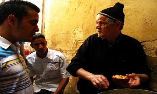Zdjcie MAROKO / Fez / Fes el-Bali / sprzedawca przeksek