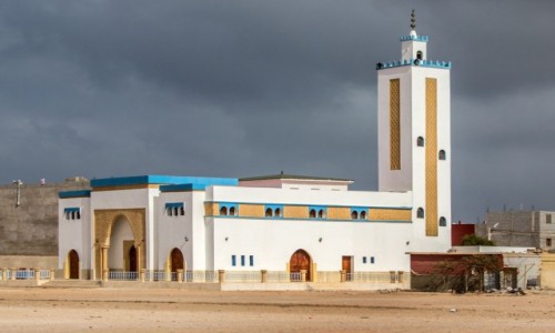 Zdjęcie MAROKO / Laâyoune-Sakia El Hamra / Akhfennir / Ciemne chmury nad meczetem