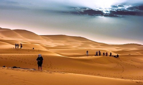 Zdjęcie MAROKO / Merzugi / Erg Chebbi / Ze słońcem na pustyni