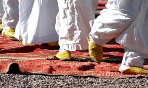 Zdjęcie MAROKO / dolina dades/ouarzazat / kelaa des mgouna / panowie tańczą w berberyjskich pantoflach/święto róż