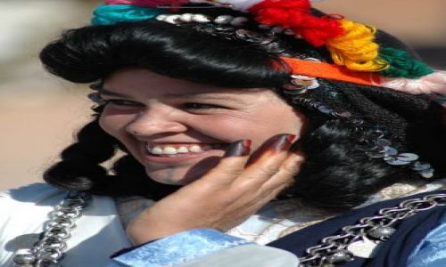 Zdjęcie MAROKO / dolina dades/ouarzazat / kelaa des mgouna / tancerka w regionalnym stroju/święto róż