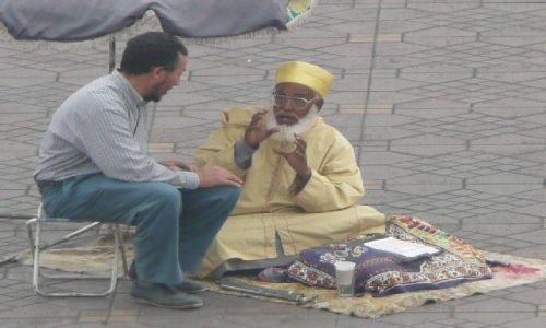 Zdjęcie MAROKO / Marrakesz / Jemaa el-Fna / Wróżbita