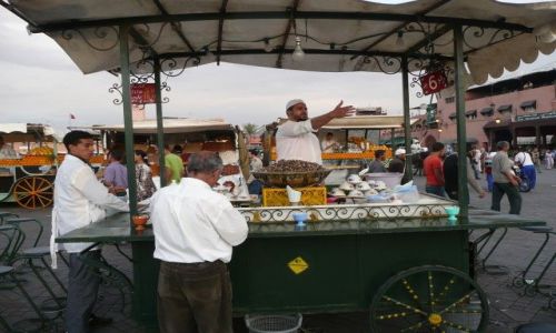 Zdjęcie MAROKO / Marrakesz / Jemaa el-Fna / Sprzedawca ślimaków