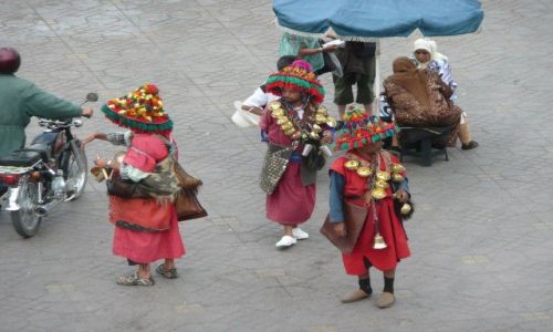 Zdjecie MAROKO / Marrakesz / Demaa el-Fna / Roznosiciele wody