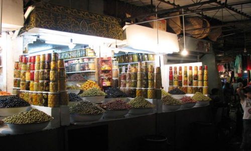 Zdjecie MAROKO / Plac Dżamaa el Fna / Marrakesz / Stosy oliwek