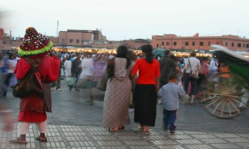 Zdjęcie MAROKO / Marakesz / Dzemaa El Fna / Ruchliwy Bazar