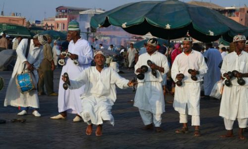 Zdjęcie MAROKO / Marakesz / Dzemaa El Fna / Wystepy na Dzemaa El Fna