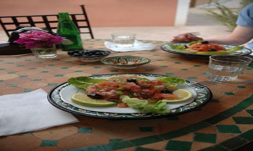 Zdjecie MAROKO / Maroko / Tamnugalt / kulinarne- stoy, talerze w Maroku