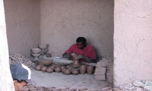 Zdjecie MAROKO / Zagora / w jednej z bocznych uliczek / Rzemielnik
