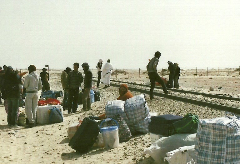 Zdjęcia: Nouadhibou, Płn. Mauretania, Czekając na pociąg, MAURETANIA Zdjęcia: Nouadhibou, Płn. Mauretania, Czekając na pociąg, MAURETANIA