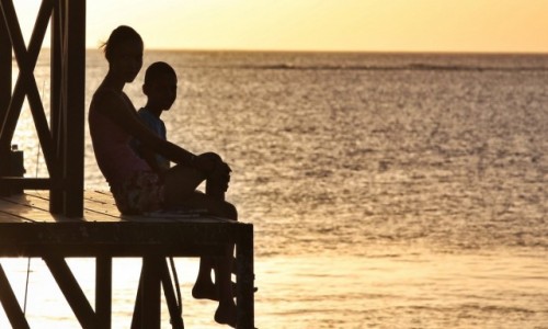 Zdj�cie MAURITIUS / - / Troux aux Biches / Mama z synem o zachodzie s�o�ca