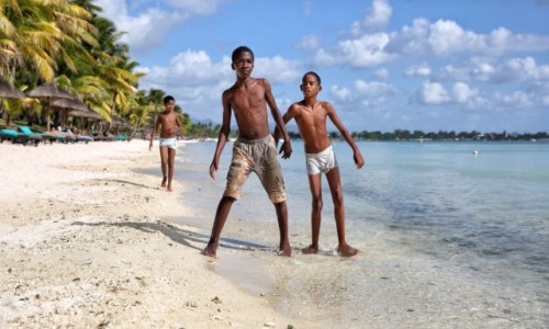 Zdj�cie MAURITIUS / - / Troux aux Biches / Chlopcy na pla�y