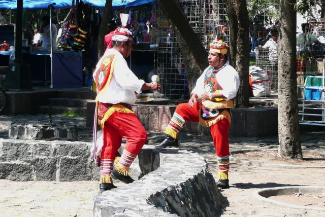 Zdjęcia: park miejski, Mexico City, Ludzie- ptaki przed rytualnym pokazem, MEKSYK Zdjęcia: park miejski, Mexico City, Ludzie- ptaki przed rytualnym pokazem, MEKSYK