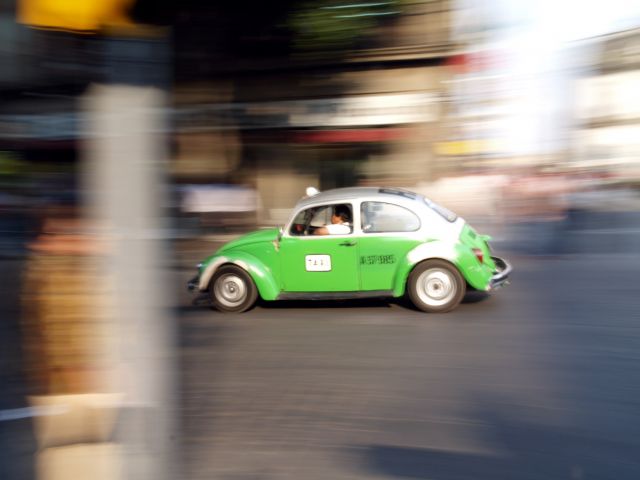 Zdjęcia: Mexico City, Zielona taxi pomyka w dal, MEKSYK Zdjęcia: Mexico City, Zielona taxi pomyka w dal, MEKSYK