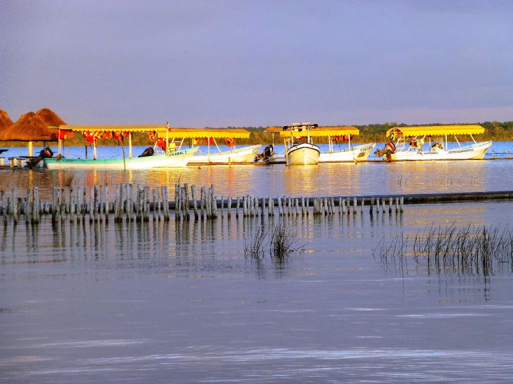 Zdjęcia: Laguna Bacalar, Quintana Roo, łódki czekają..., MEKSYK Zdjęcia: Laguna Bacalar, Quintana Roo, łódki czekają..., MEKSYK