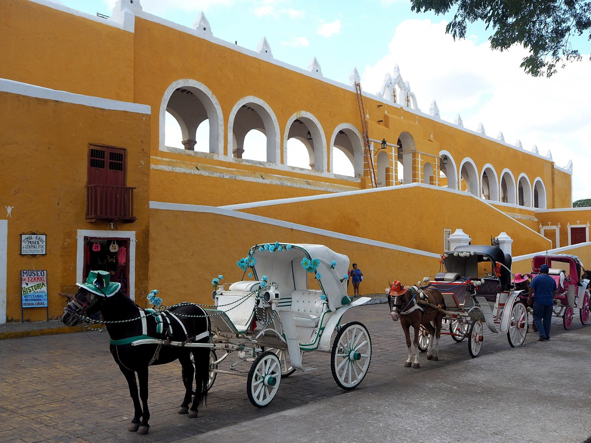 Zdjęcia: Izamal, Jukatan, Izamal - żółte budynki i konie w kapeluszach, MEKSYK Zdjęcia: Izamal, Jukatan, Izamal - żółte budynki i konie w kapeluszach, MEKSYK