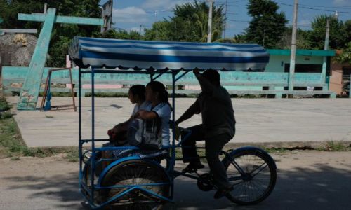 Zdjecie MEKSYK / Yucatan / Jedno z maych miasteczek Yucatanu / Taxi rowerowe .
