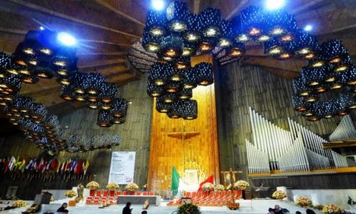 Zdjecie MEKSYK / Mexico City / Sanktuarium Matki Boskiej z Gwadelupe / wntrze nowej Katedry Matki Boskiej z Gwadelupe