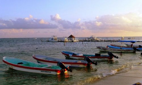 Zdjcie MEKSYK / Quintana Roo / Puerto Morelos /  w marinie przed zachodem soca