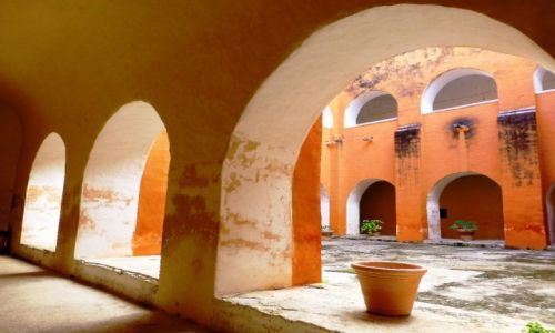 Zdjecie MEKSYK / Jukatan / Izamal / wewnetrzny dziedziniec klasztoru Franciszkanw w Izamal