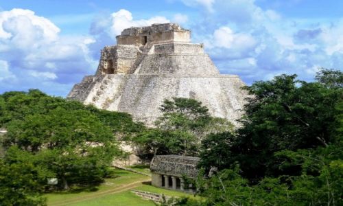 Zdjecie MEKSYK / Julatan / Uxmal / widok na Piramid Maga z Paacu Gubernatora