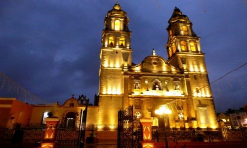 Zdjęcie MEKSYK / Jukatan  / Campeche /  Katedra - pięknie oświetlona