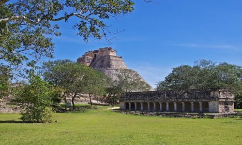 Zdjecie MEKSYK / Jukatan / Uxmal ,widok na piramid schodkow / Uxmal 