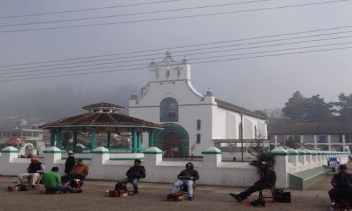 Zdjęcie MEKSYK / Chiapas / San Juan Chamamula / Kościól synkretyczny