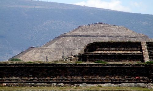 Zdjęcie MEKSYK / Miasto Meksyk / Teotihuacan / Tłumy wspinajace sie na Piramide Słońca