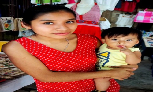 Zdjęcie MEKSYK / Chiapas / Wodospady Agua Azul / Młoda mama