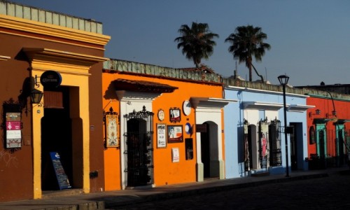Zdjęcie MEKSYK / Oaxaca / Oaxaca de Juárez / Kolorowa uliczka w Oaxaca