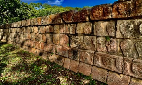 Zdjcie MEKSYK / Jukatan  / Chichen Itza  / Mur z czaszkami w miecie Majw