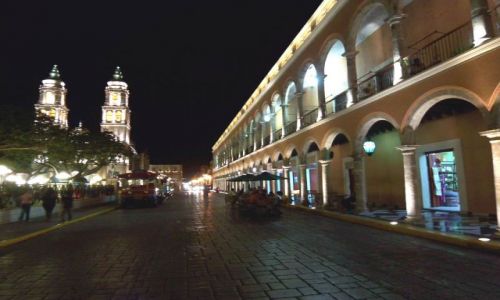 MEKSYK / brak / Campeche / rynek noca