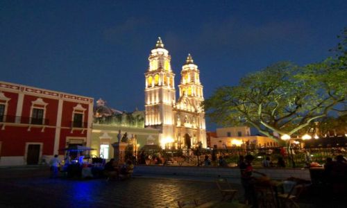 MEKSYK / brak / Campeche / oswietlona katedra robi wrazenie