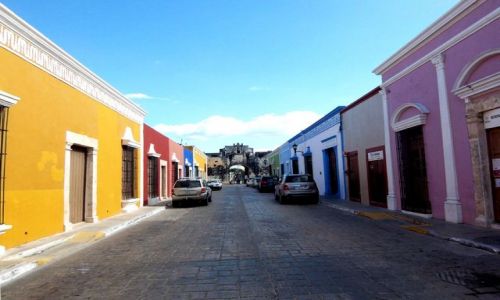 MEKSYK / brak / Campeche / uliczka prowadzaca do bramy