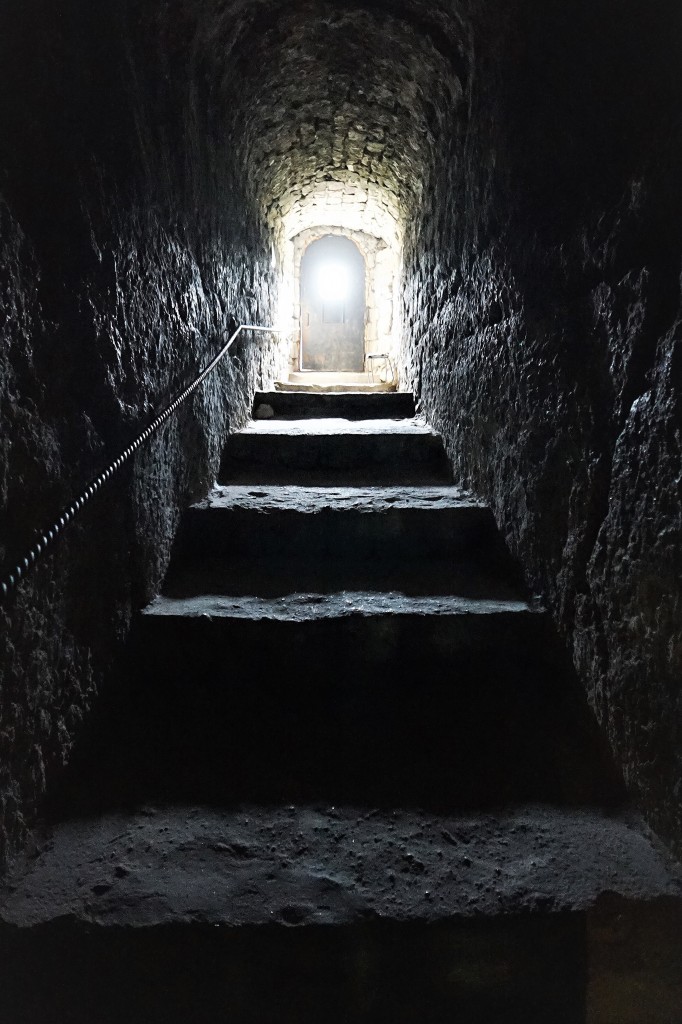 Zdjęcia: ., Orheiul Vechi , Tunel ze stromymi schodami do świątyni pod wieżą, MOłDAWIA Zdjęcia: ., Orheiul Vechi , Tunel ze stromymi schodami do świątyni pod wieżą, MOłDAWIA