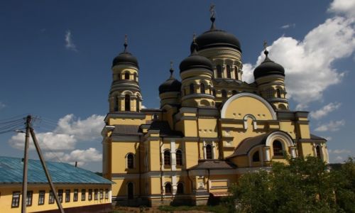 Zdjcie MODAWIA / Centrum / Monastyr Hincu / Najwiksza cerkiew Modawii