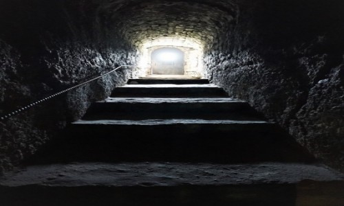 Zdjecie MODAWIA / Orheiul Vechi  / . / Tunel ze stromymi schodami do wityni pod wie