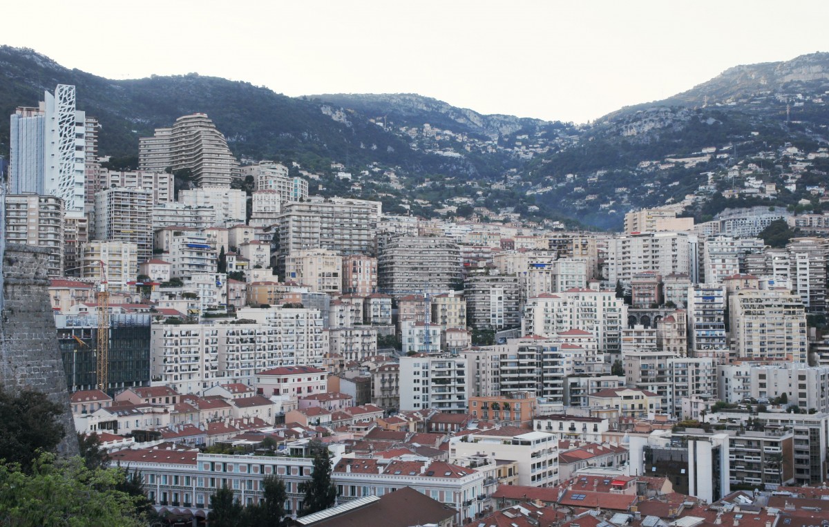 Zdjęcia: Plac przed pałacem książęcym, Monte Carlo, Tuż obok blokowisko, MONAKO Zdjęcia: Plac przed pałacem książęcym, Monte Carlo, Tuż obok blokowisko, MONAKO